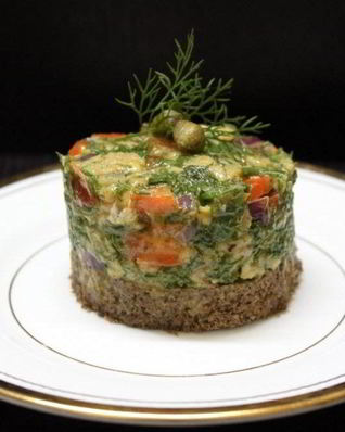 Тартар из лосося с бородинским хлебом