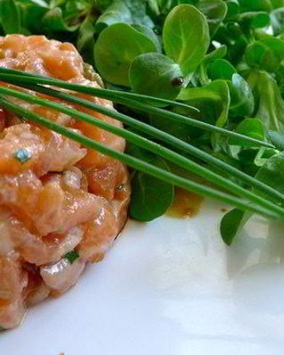 Тартар из лосося с каперсами