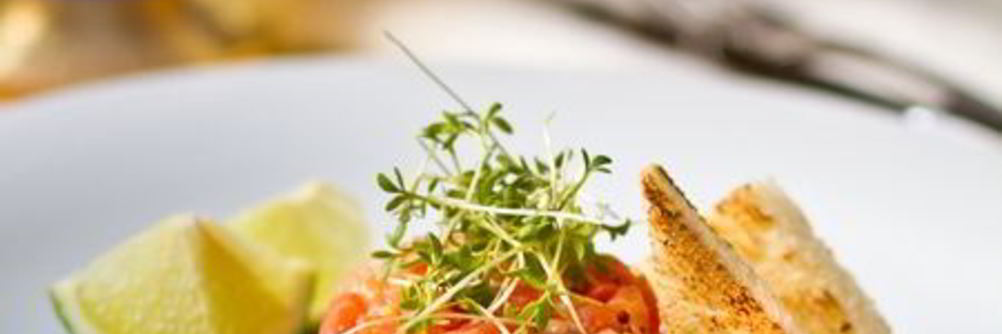 Тартар из лосося с кремом из авокадо