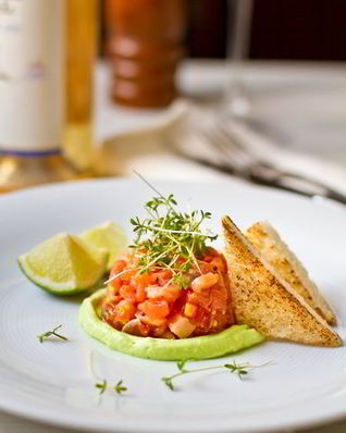 Тартар из лосося с кремом из авокадо