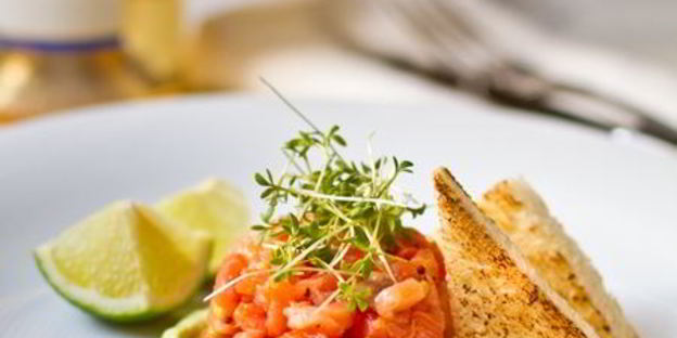 тартар из лосося с кремом из авокадо