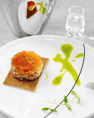 Тартар из лосося с огурцами и икрой