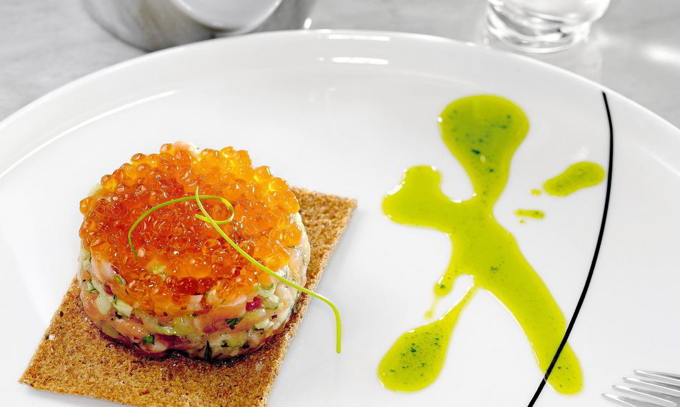 Рецепт тартара из лосося с огурцами и икрой