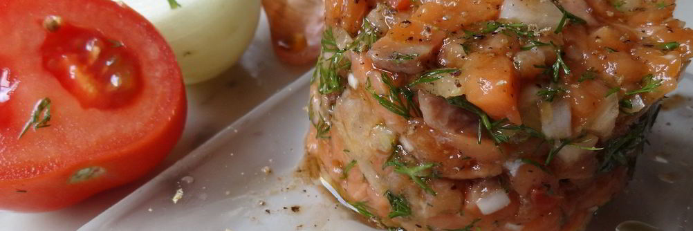 Тартар из лосося с помидорами