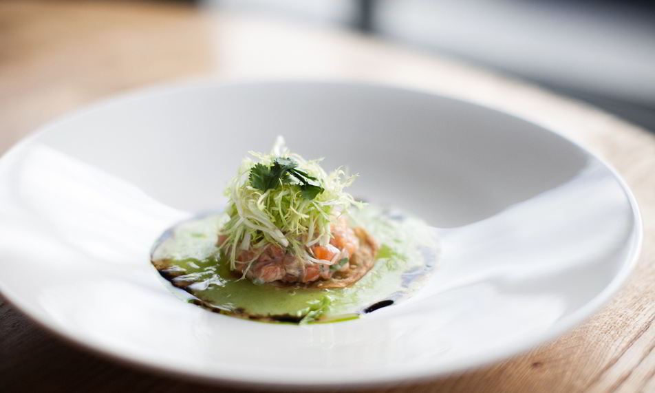 Рецепт тартара из лосося с желе из огурцов в азиатском стиле