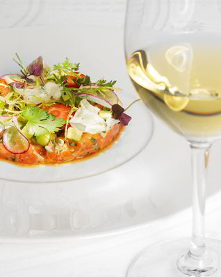 Тартар из лосося в пряном соусе с авокадо и кинзой