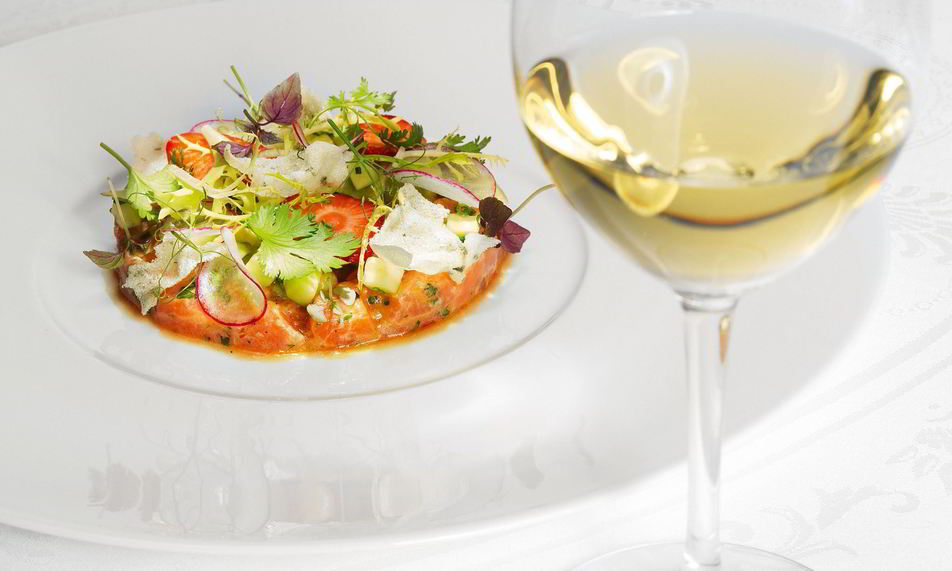 Рецепт тартара из лосося в пряном соусе с авокадо и кинзой