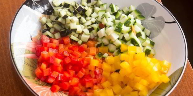 тартар из овощей в соусе из йогурта