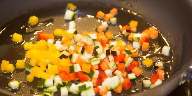 тартар из овощей в соусе из йогурта