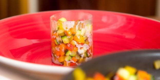 тартар из овощей в соусе из йогурта