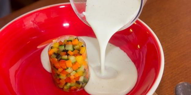 тартар из овощей в соусе из йогурта