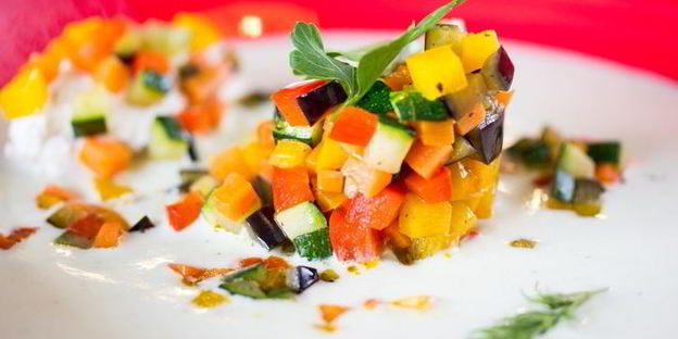 тартар из овощей в соусе из йогурта