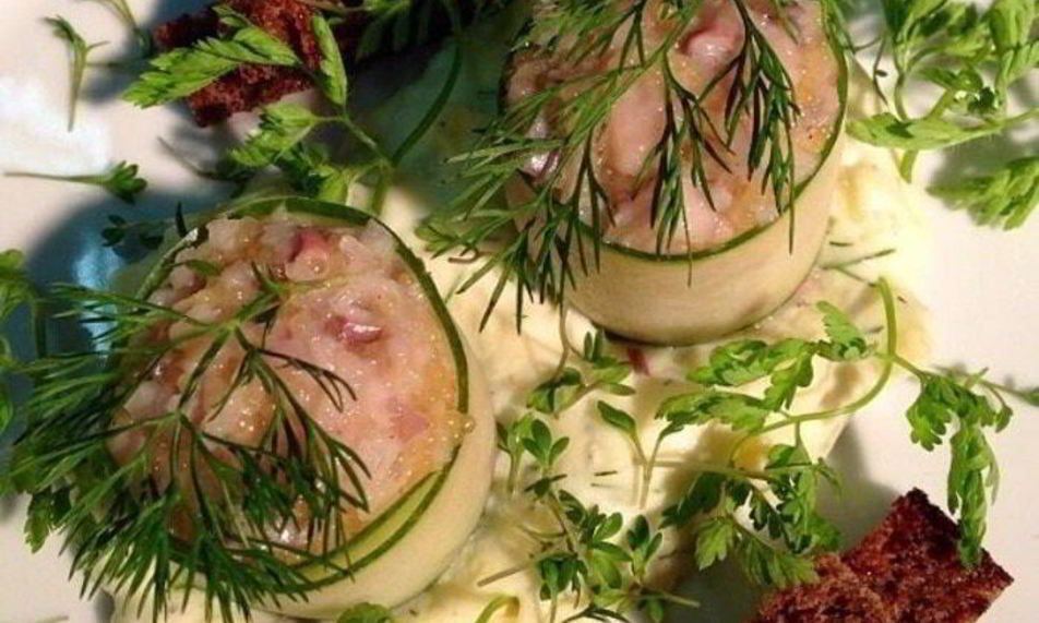 Рецепт тартара из сельди в огурце