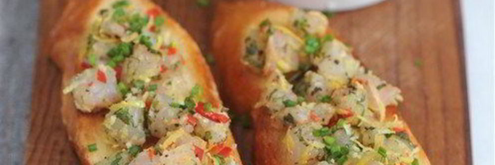 Тартар из скумбрии с жареным багетом