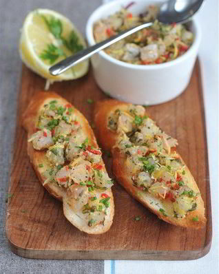 Тартар из скумбрии с жареным багетом