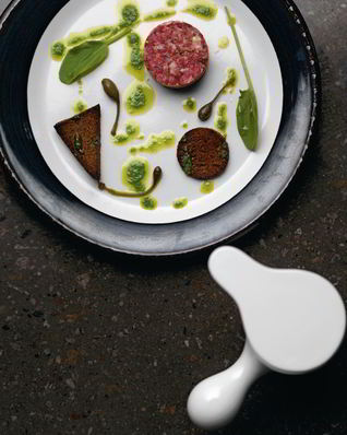 Тартар из страуса со сливочным хреном, щавелем, каперсами и ржаными сухарями