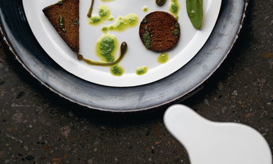 Рецепт тартара из страуса со сливочным хреном, щавелем, каперсами и ржаными сухарями