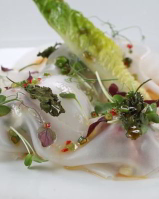 Тартар из тунца с авокадо под рисовой бумагой и соусом юдзу