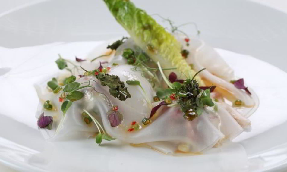 Рецепт тартара из тунца с авокадо под рисовой бумагой и соусом юдзу