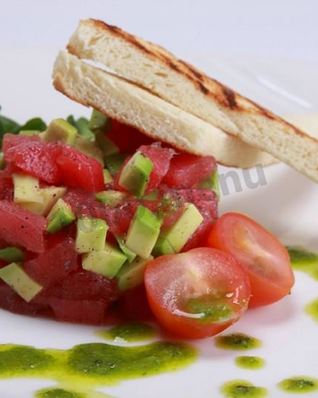 Тартар из тунца с авокадо