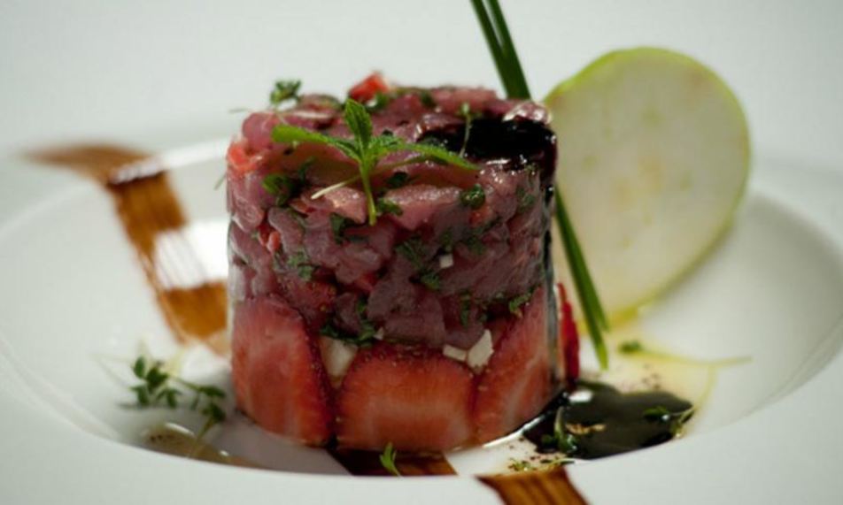 Рецепт тартара из тунца со свежей клубникой