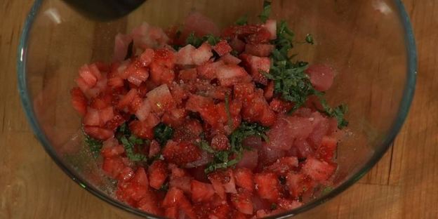 тартар из тунца со свежей клубникой