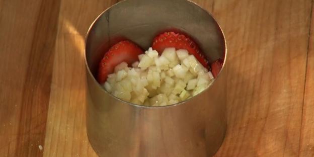 тартар из тунца со свежей клубникой