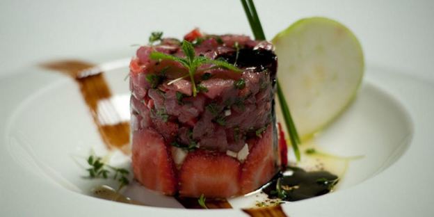 тартар из тунца со свежей клубникой