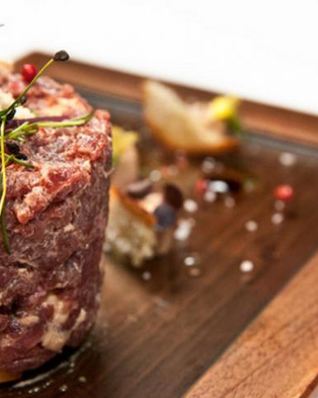 Тартар из утиной грудки и фуа-гра с дымом