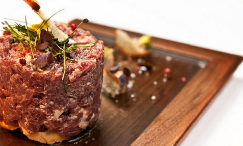 Рецепт тартара из утиной грудки и фуа-гра с дымом