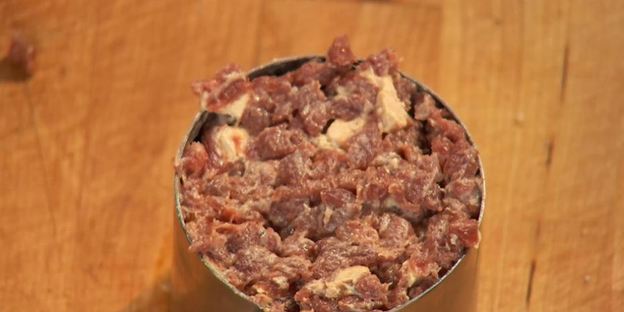 тартар из утиной грудки и фуа-гра с дымом