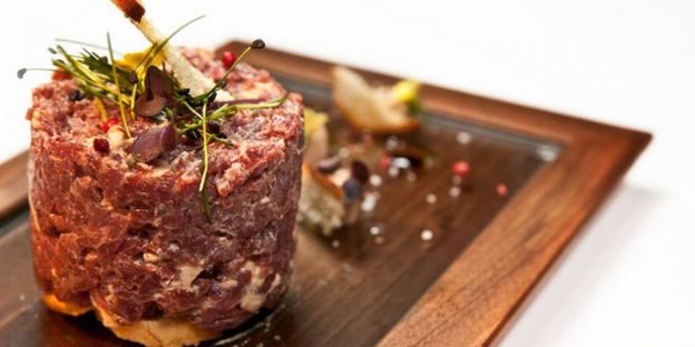 тартар из утиной грудки и фуа-гра с дымом