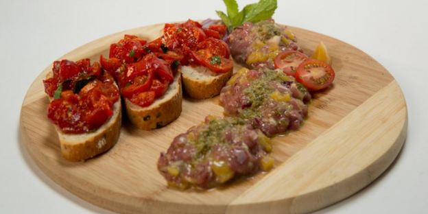 тартар из утки с персиками