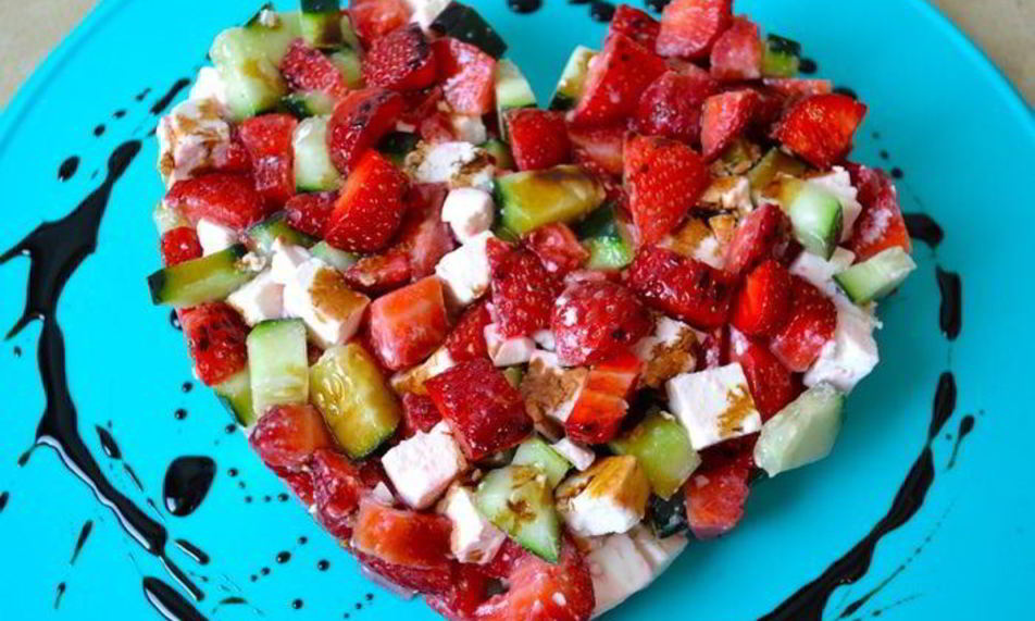 Рецепт тартара с клубникой, огурцом и брынзой