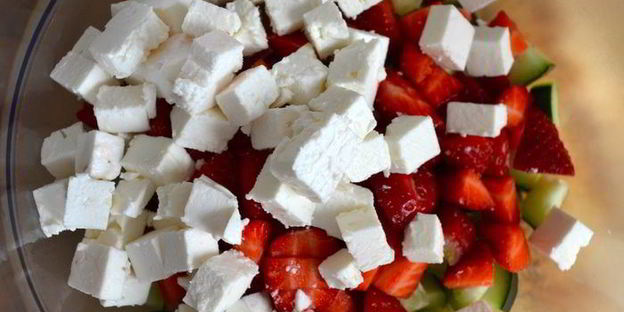 тартар с клубникой, огурцом и брынзой