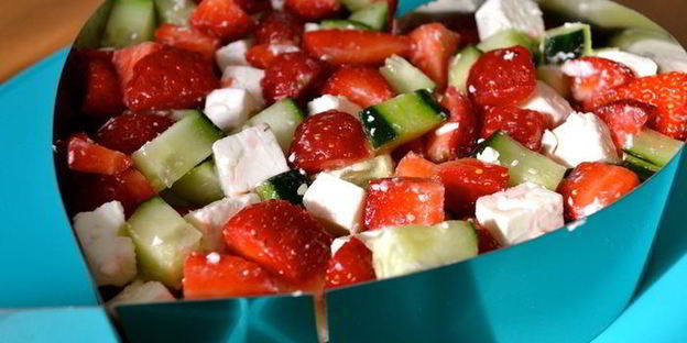 тартар с клубникой, огурцом и брынзой