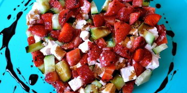 тартар с клубникой, огурцом и брынзой