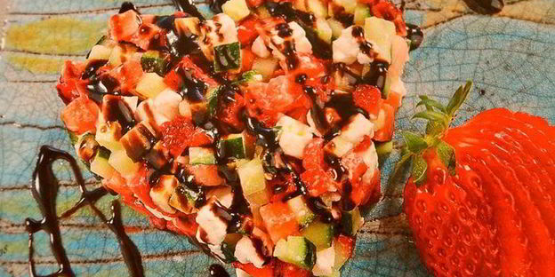тартар с клубникой, огурцом и брынзой