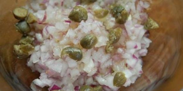 тартар с лососем и авокадо