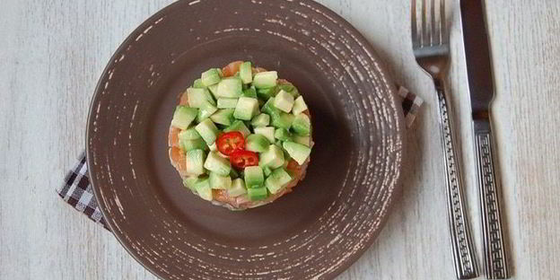 тартар с лососем и авокадо