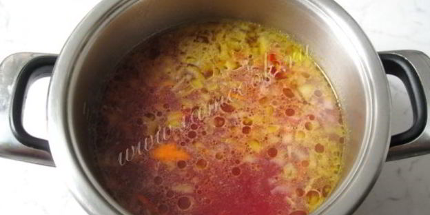 борщ на бульоне из свиных ребрышек