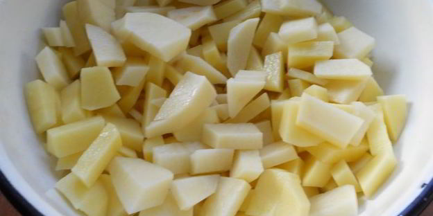 борщ с курицей и бочковыми помидорами