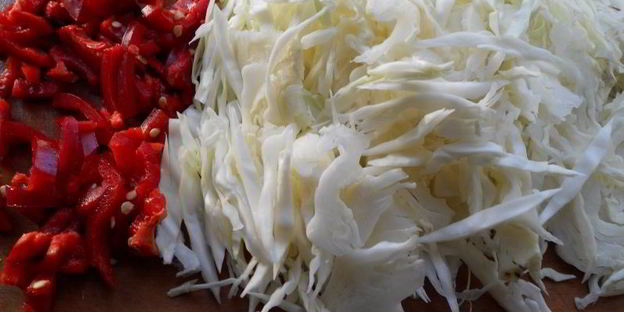 борщ с курицей и бочковыми помидорами