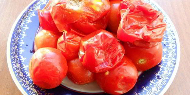 борщ с курицей и бочковыми помидорами