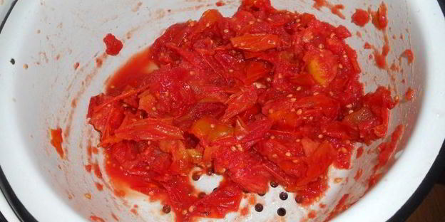 борщ с курицей и бочковыми помидорами