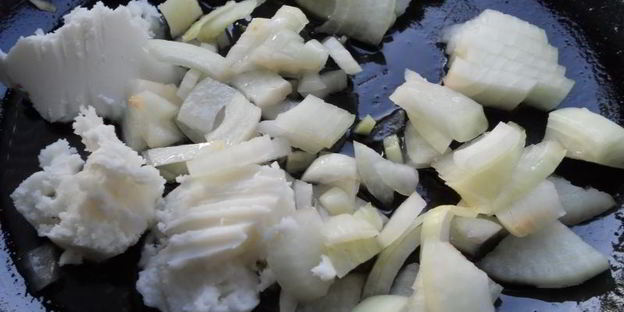 борщ с курицей и бочковыми помидорами