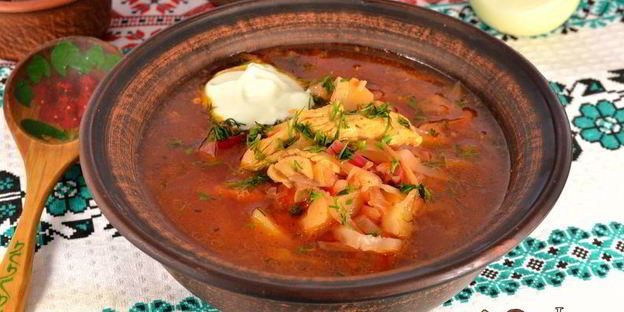 борщ с курицей и бочковыми помидорами