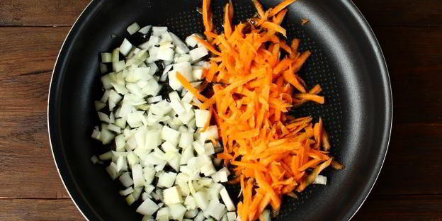 борщ со свеклой, крапивой и яйцом