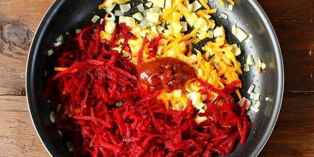 борщ со свеклой, крапивой и яйцом