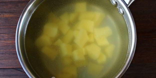 борщ со свеклой, крапивой и яйцом